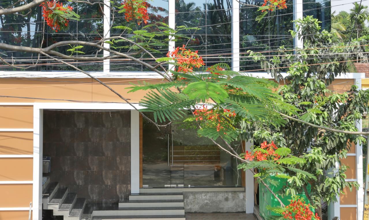Treebo Trend Cmks Gulmohar Suites Kochi Exterior photo