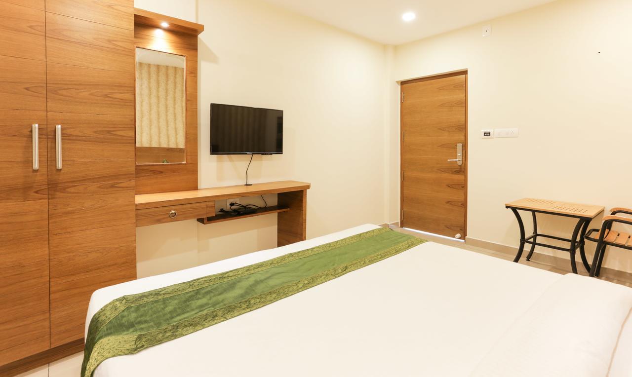 Treebo Trend Cmks Gulmohar Suites Kochi Exterior photo